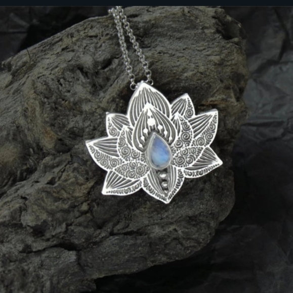 Jewelry - HP!! NWT Adorable Boho Silver Toned Lotus Flower Necklace!